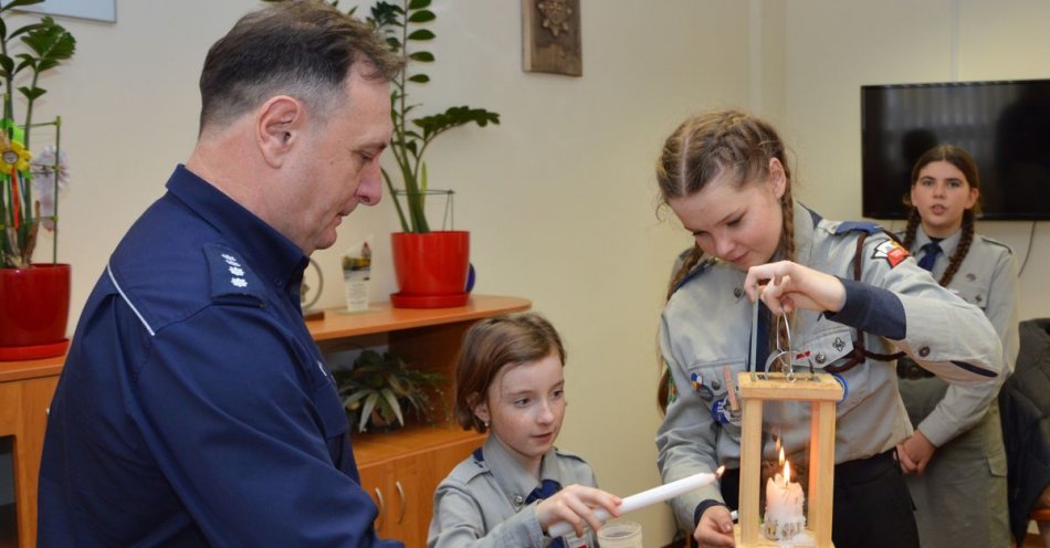 zdjęcie: Harcerze przekazali policjantom Betlejemskie Światło Pokoju / fot. KPP Tomaszów Lubelski