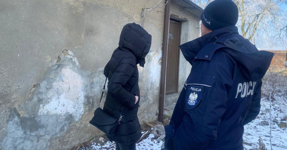 zdjęcie: Dzielnicowi ze Strzelna odwiedzają osoby zagrożone wychłodzeniem / fot. KPP Mogilno