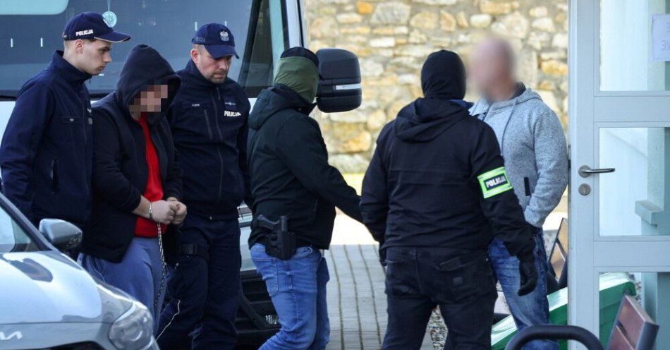 zdjęcie: Są wyniki toksykologiczne podejrzanego o dokonanie podwójnego morderstwa w Kadłubie / Strzelce Opolskie, 27.02.2026. Doprowadzenie 17-letniego podejrzanego (2L) o dokonanie podwójnego morderstwa w miejscowości Kadłub do siedziby Prokuratury Rejonowej w Strzelcach Opolskich, 27 bm. Podejrzany został zatrzymany dzięki pracy policjantów oraz Centralnego Biura Zwalczania Cyberprzestępczości. (jm) PAP/Krzysztof Świderski *** UWAGA!!! ZAKAZ PUBLIKACJI WIZERUNKU I DANYCH OSOBOWYCH PODEJRZANEGO! ***