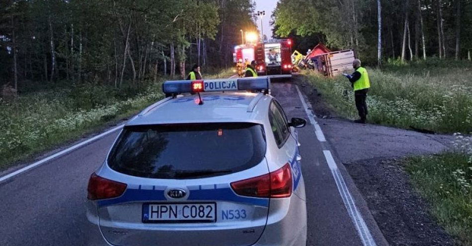 zdjęcie: Policjanci pracowali przy tragicznym wypadku drogowym w pobliżu Rzeczenicy / fot. KPP w Człuchowie