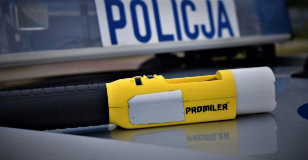 Poszukiwany jechał nietrzeźwy na dożywotnim zakazie i zasnął na środku drogi