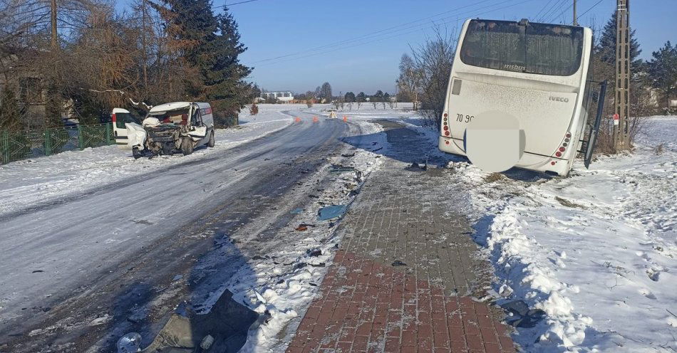 zdjęcie: Czołowe zderzenie Fiata  z autobusem w Rudnie / fot. KPP Parczew