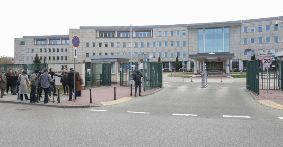 zdjęcie: Związkowcy negocjują podwyżki i nie opuszczają siedziby ZUS; klienci obsługiwani bez zakłóceń / Warszawa, 02.04.2026. Centrala Zakładu Ubezpieczeń Społecznych w Warszawie, 2 bm. W centrali ZUS trwa strajk okupacyjny. Zwiąki zawodowe domagają się podwyżek wynagrodzeń zasadniczych o 1200 zł brutto na etat od 1 stycznia 2026 r.  (sko) PAP/Tomasz Gzell