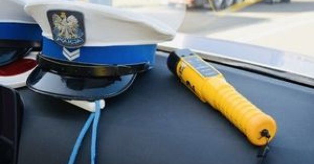 Policjanci zatrzymali 43- latka, który kierował samochodem mając ponad 2 promile alkoholu w organizmie. W ogóle nie powinien kierować, gdyż posiadał a