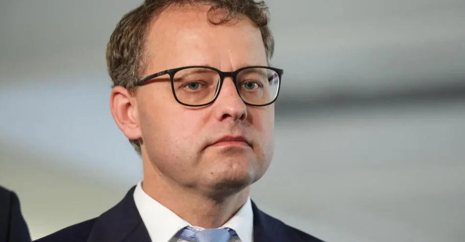 zdjęcie: Rzeczniczka SO: sąd nie uwzględnił wniosku o uchylenie ENA wobec Romanowskiego / Warszawa, 17.07.2024. Poseł PiS Marcin Romanowski podczas konferencji prasowej w Sejmie w Warszawie, 17 bm. Poseł PiS, b. wiceminister sprawiedliwości Marcin Romanowski, który był zatrzymany w związku ze śledztwem dot. Funduszu Sprawiedliwości, wyszedł na wolność 16 bm. tuż przed północą na mocy decyzji Sądu Rejonowego dla Warszawy-Mokotowa. Powodem - jak podał Romanowski - jest chroniący go immunitet członka Zgromadzenia Parlamentarnego Rady Europy. (tg/zkoc) PAP/Tomasz Gzell