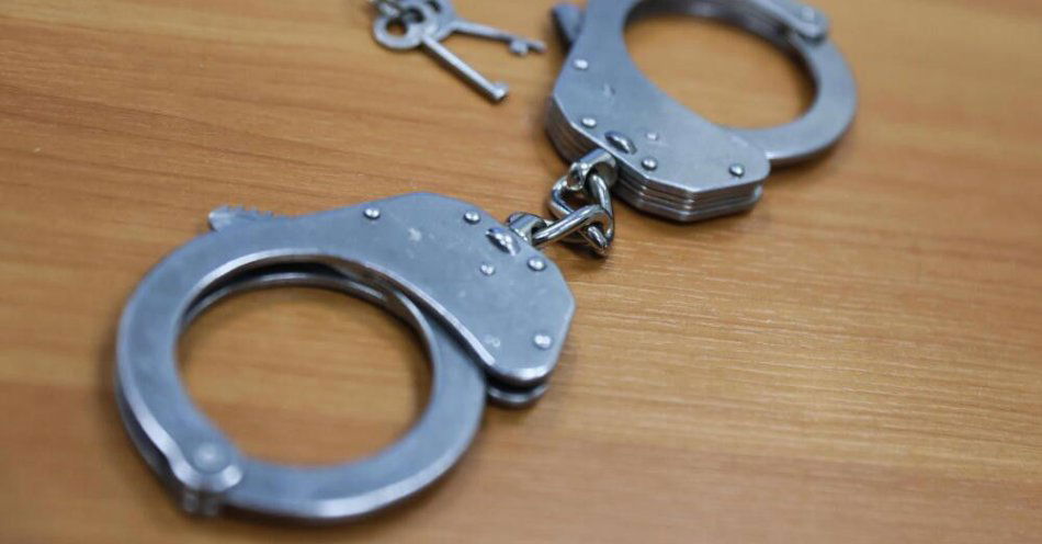 zdjęcie: Podlaskie: areszt dla mężczyzny podejrzanego o udział w bójce, w której śmierć poniósł 18-latek / Warszawa, 19.12.2022. Kajdanki - zdjęcie ilustracyjne. (ls/ibor) PAP/Leszek Szymański