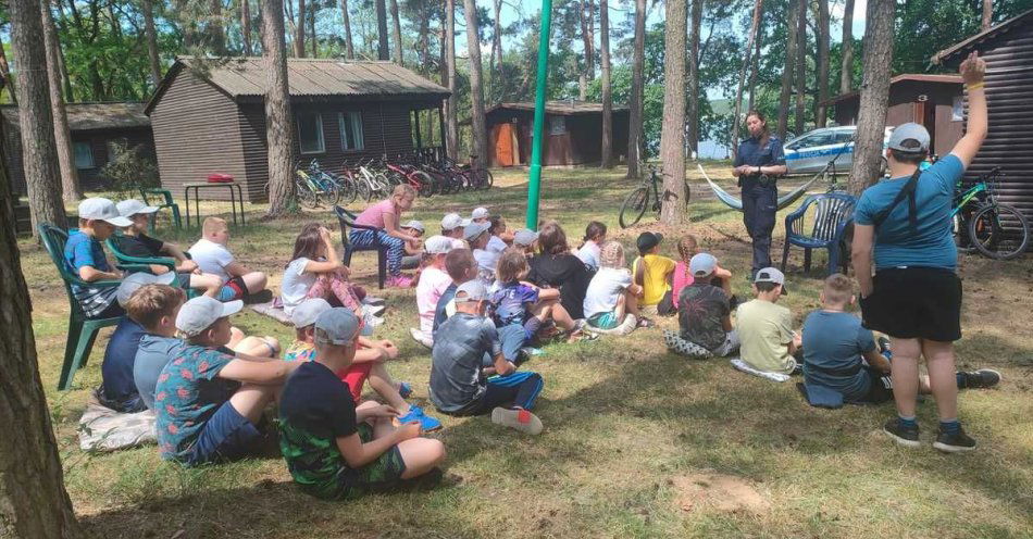 zdjęcie: Sierż. Pyrek na obozie rowerowym w Cichowie / fot. KPP Kościan