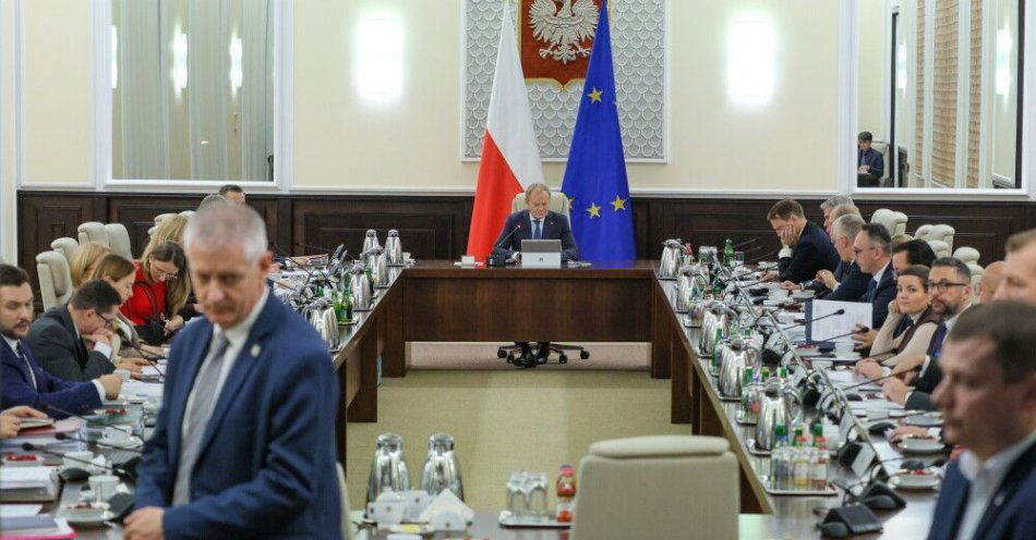 zdjęcie: Premier: projekt nowelizacji Karty nauczyciela o godzinach ponadwymiarowych będzie poselski / Warszawa, 28.10.2025. Premier Donald Tusk (C) podczas posiedzenia rządu w KPRM w Warszawie, 28 bm. Rada Ministrów zajmie się m.in. zmianami w Programie Ochrony Ludności i Obrony Cywilnej na lata 2025-2026, które mają pozwolić na zakup większej ilości sprzętu. (mr) PAP/Paweł Supernak