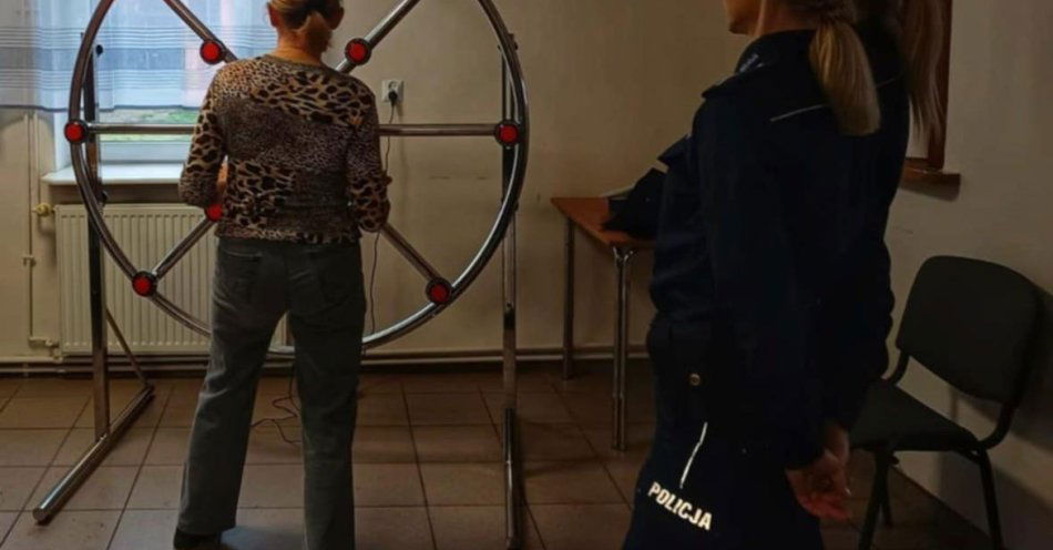 zdjęcie: Seniorzy z Rudy uczą się o cyberbezpieczeństwie i bezpieczeństwie drogowym / fot. KPP Grajewo