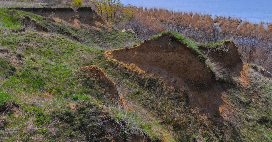 zdjęcie: Ok. 700 zapadlisk w powiecie olkuskim, na dk 94 mogą pojawiać się deformacje / v49907104rr