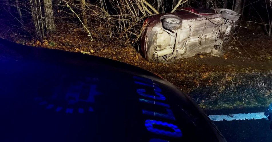 zdjęcie: 24 latka wjechała do rowu na trasie Ogonki Pozezdrze / fot. KPP w Węgorzewie Miejsce zdarzenie drogowego