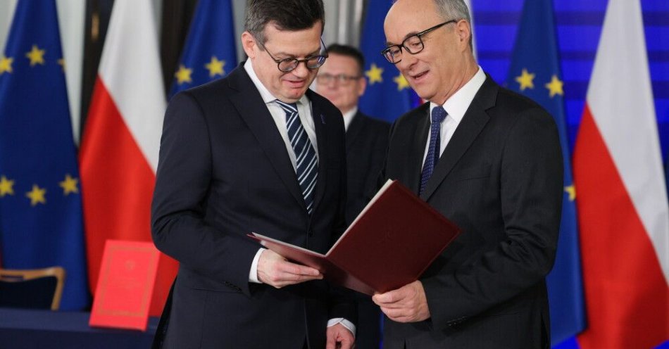 zdjęcie: Notariat: protokół notarialny nie kreuje skutków prawnych zdarzeń, lecz stanowi ich urzędowe udokumentowanie / Warszawa, 09.04.2026. Wybrany przez Sejm na stanowisko sędziego Trybunału Konstytucyjnego Krystian Markiewicz (L) oraz marszałek Sejmu Włodzimierz Czarzasty (P) podczas ślubowania sędziów TK w Sejmie, 9 bm. Dotychczas prezydent Karol Nawrocki przyjął przysięgi od dwojga spośród sześciu sędziów Trybunału Konstytucyjnego wybranych 13 marca br. przez Sejm - od Dariusza Szostka i Magdaleny Bentkowskiej. Czworo sędziów nie zostało zaproszonych do Pałacu Prezydenckiego ws. złożenia ślubowania. (mr) PA