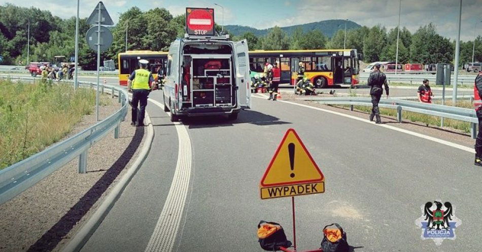 zdjęcie: Pamiętajmy, że mamy obowiązek ułatwić przejazd pojazdu uprzywilejowanego, a także stosować się poleceń wydawanych przez policjantów na miejscu wypadku / fot. KMP w Wałbrzychu