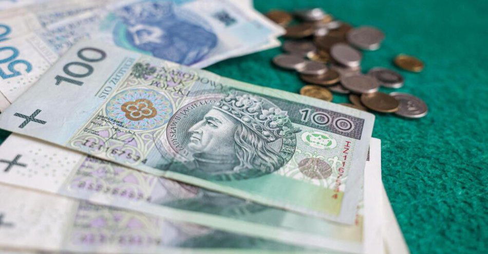 zdjęcie: Ruszyły wypłaty trzynastej emerytury; przed świętami trafi ona do prawie 2,4 mln osób / Warszawa, 3.07.2025. Polskie banknoty  - zdjęcie ilustracyjne.
PAP/Szymon Pulcyn