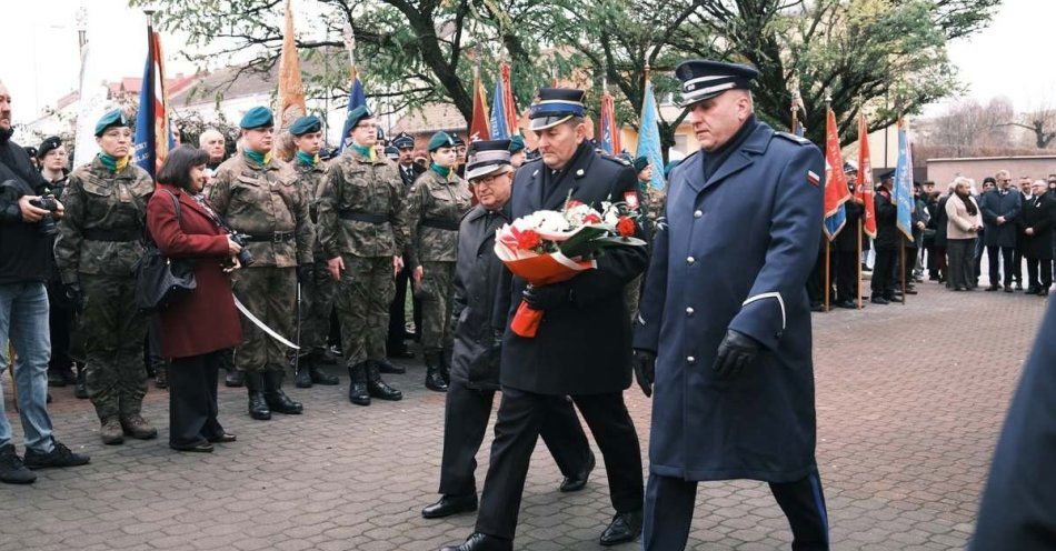 zdjęcie: Końskie świętuje 11 Listopada przed Pomnikiem Wdzięczności / fot. KPP Końskie 11 Listopada - Narodowe Święto Niepodległości
