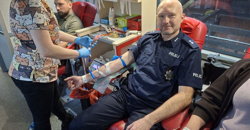zdjęcie: Policjanci wspierają akcję Krew za choinkę w Lutówku / fot. KPP Sępólno Krajeńskie
