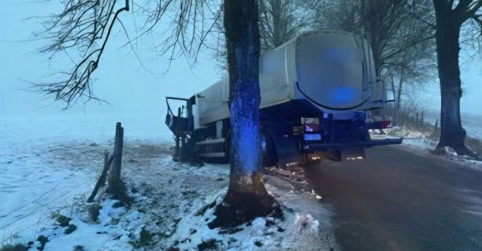 zdjęcie: Cysterna w rowie po uderzeniu w drzewo. Kierowca w szpitalu / fot. KPP w Giżycku Zdarzenie drogowe z udziałem cysterny