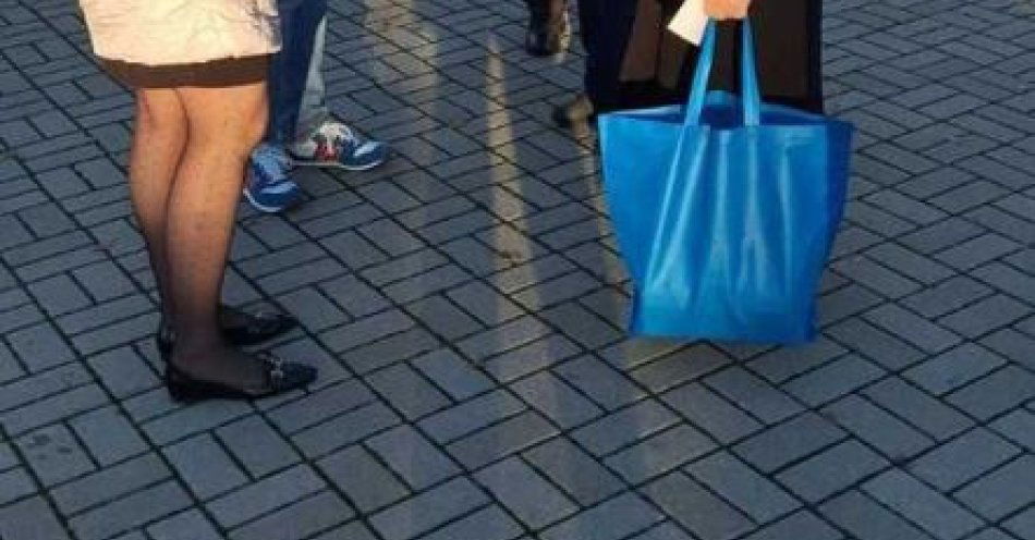 zdjęcie: Uczniowie SP nr 2 w Wilkowicach rozdawali odblaski i ulotki / fot. KMP w Bielsku-Białej