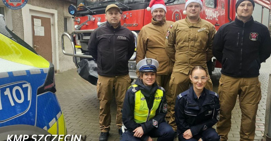 zdjęcie: Mikołajki na Płoni: policjanci i strażacy odwiedzili dzieci / fot. KMP w Szczecinie