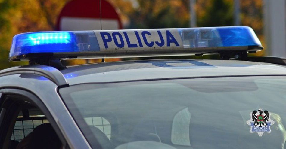 zdjęcie: Pamiętajmy, że mamy obowiązek ułatwić przejazd pojazdu uprzywilejowanego, a także stosować się poleceń wydawanych przez policjantów podczas wypadku dr / fot. KMP w Wałbrzychu