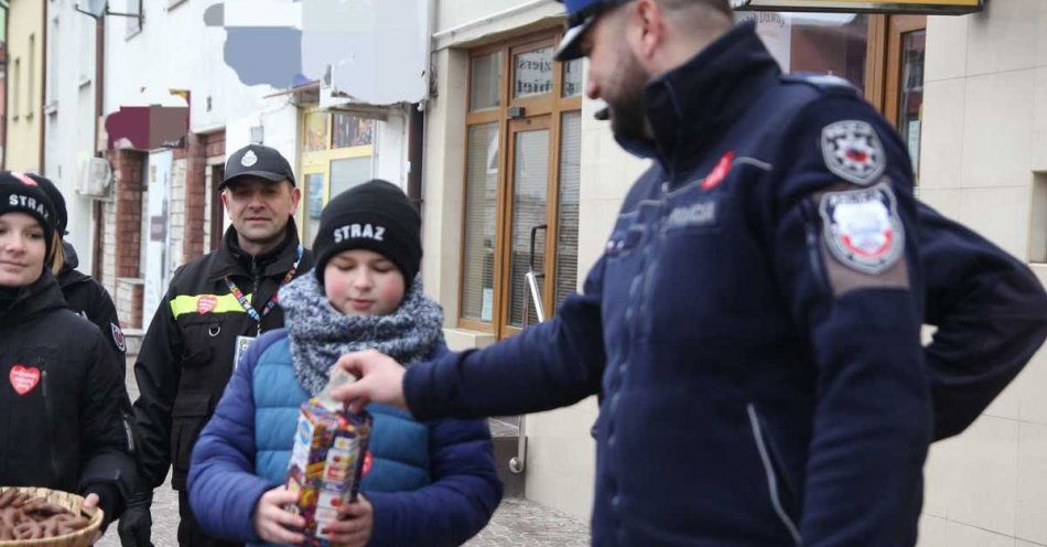 zdjęcie: 32 Finał Wielkiej Orkiestry Świątecznej Pomocy ze staszowskimi policjantami / fot. KPP Staszów