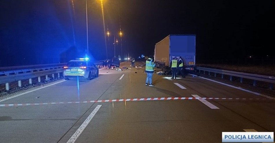 zdjęcie: Śmiertelny wypadek na autostradzie A4 w rejonie Legnicy / fot. KMP w Legnicy