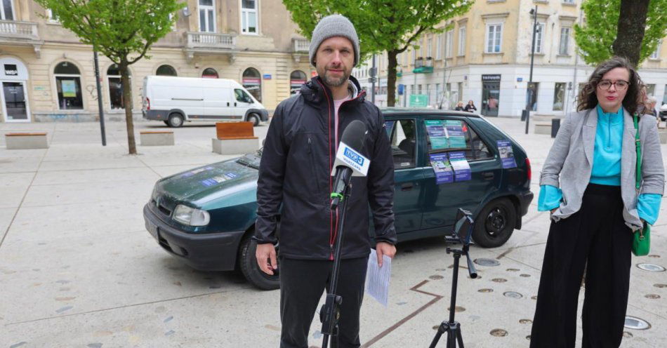 zdjęcie: Zostawił auto na Placu Pięciu Rogów, by zwrócić uwagę na niesprawiedliwe przepisy / fot. PAP