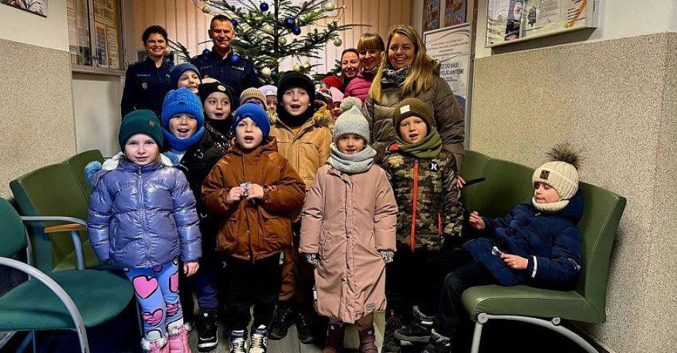 zdjęcie: Przedszkolaki z Jawora złożyły świąteczne życzenia policjantom / fot. KPP w Jaworze