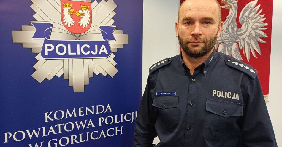 zdjęcie: SuperDzielnicowy z Bobowej pomaga mieszkańcom i poprawia porządek / fot. KMP w Gorlicach