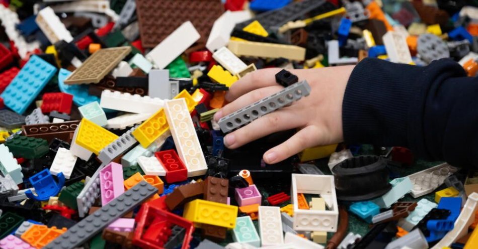 zdjęcie: W weekend w Poznaniu odbędzie się Festiwal Klocków 2026 / Poznań, 21.03.2026. Festiwal klocków na terenie Międzynarodowych Targów Poznańskich, 21 bm. Podczas festiwalu można oglądać oraz wprawiać w ruch ekspozycję makiet tematycznych, spróbować swoich sił we wspólnym budowaniu oraz spotkać się z pasjonatami i twórcami. (jk/zkoc) PAP/Jakub Kaczmarczyk