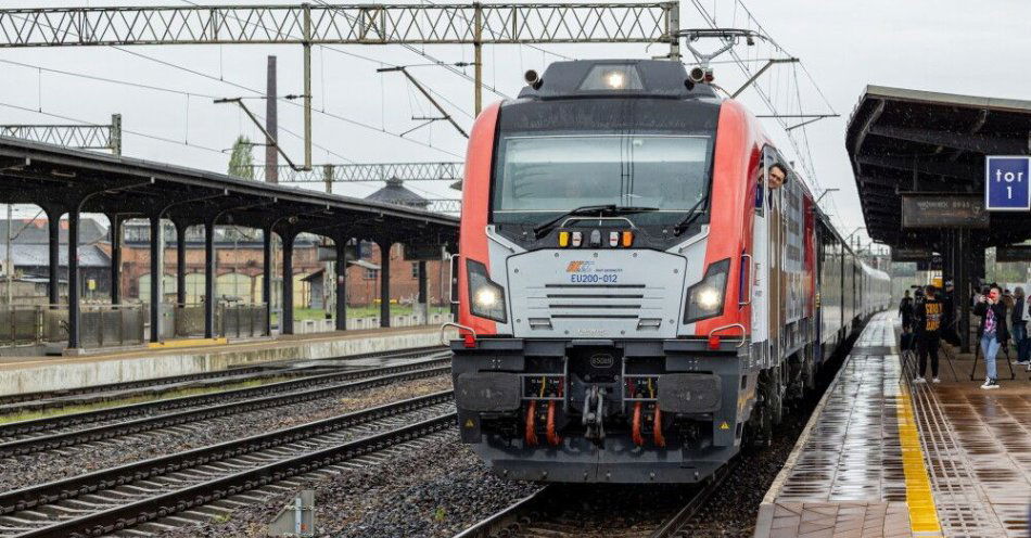 zdjęcie: W Gnieźnie dwa pociągi znalazły się na jednym torze; będzie śledztwo / Gniezno, 18.04.2025. Lokomotywa z okolicznościową grafiką z okazji obchodów 1000-lecia koronacji Bolesława Chrobrego zaprezentowana na dworcu PKP w Gnieźnie, 18 bm. (aldg) PAP/Paweł Jaskółka