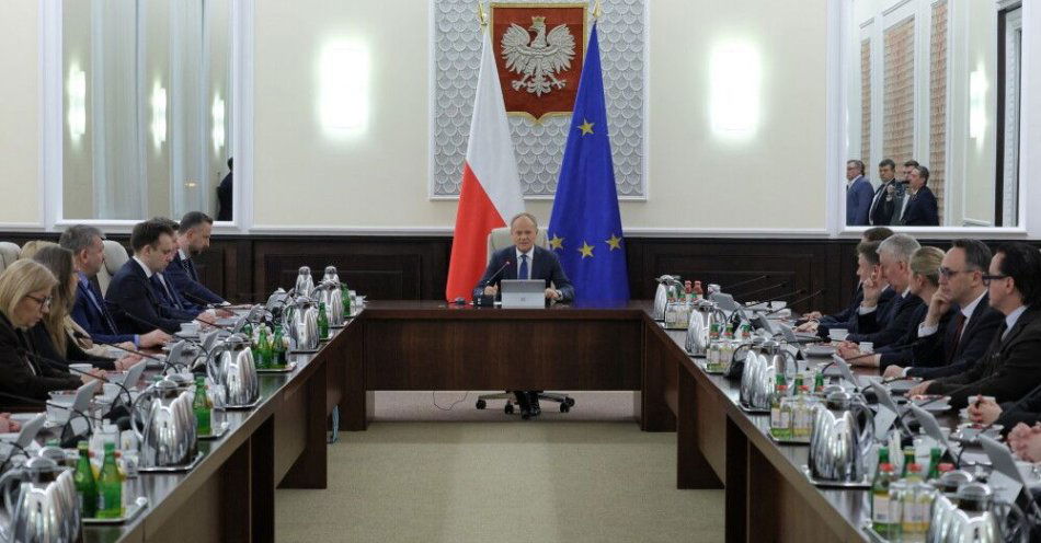 zdjęcie: W KPRM nadzwyczajne posiedzenie, rząd przyjmie uchwałę ws programu Polska Zbrojna / Warszawa, 13.03.2026. Premier Donald Tusk (C) na nadzwyczajnym posiedzeniu rządu w siedzibie KPRM w Warszawie, 13 bm. Posiedzenie zapowiedział w czwartek szef polskiego rządu po tym, jak prezydent Karol Nawrocki poinformował, że nie podpisze ustawy wdrażającej unijny program SAFE. (amb) PAP/Paweł Supernak