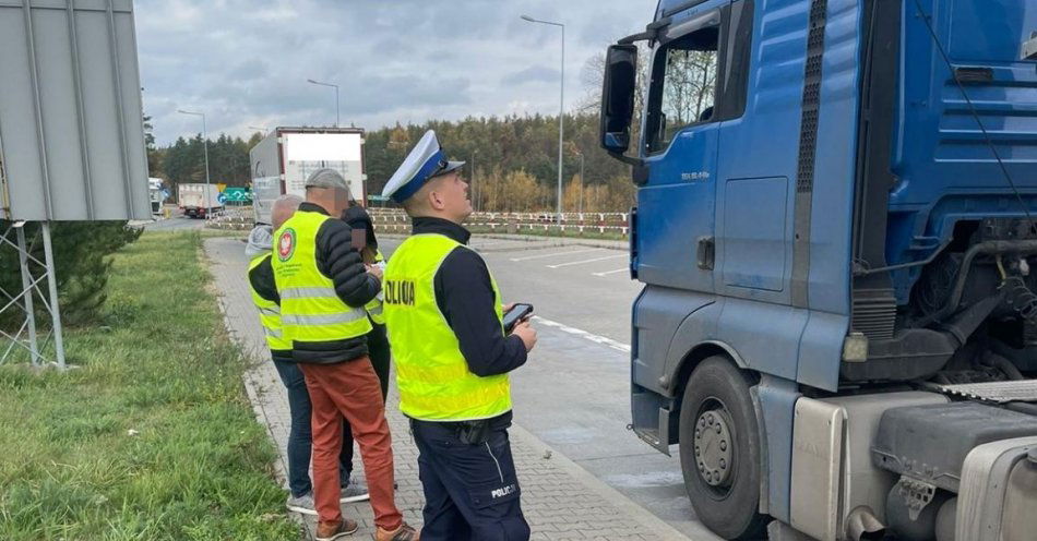 zdjęcie: Włocławscy policjanci i inspektorzy WIOŚ wspólnie kontrolowali transport odpadów / fot. KMP we Włocławku