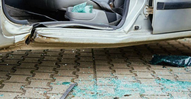 15-latek wjechał autem na posesję, potrącił mężczyznę i uszkodził dwa auta