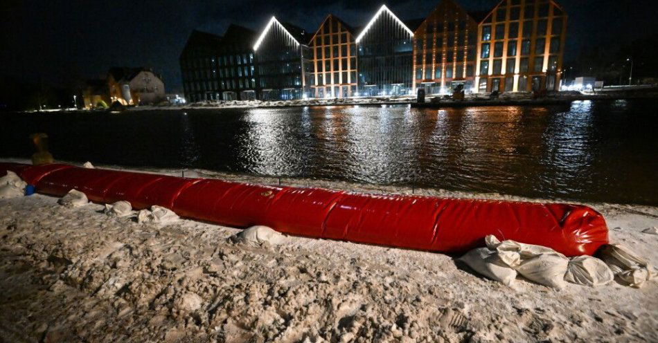 zdjęcie: Elbląg: odwołano alarm powodziowy / Elbląg, 30.12.2025. Blokady przeciwpowodziowe przy rzece Elbląg, 30 bm. W Elblągu od rana obowiązuje alarm przeciwpowodziowy. Północny wiatr powoduje cofkę, która do rzeki Elbląg wpycha wodę z Zalewu Wiślanego. Trwa ostry atak zimy w woj. warmińsko-mazurskim.  (sko) PAP/Andrzej Jackowski ***Do tego materiału zdjęciowego dostępna jest również depesza w systemie CSI, pt.: Elbląg/ Zamknięta kolejna ulica, ustawiane są na niej blokady przeciwpowodziowe***
