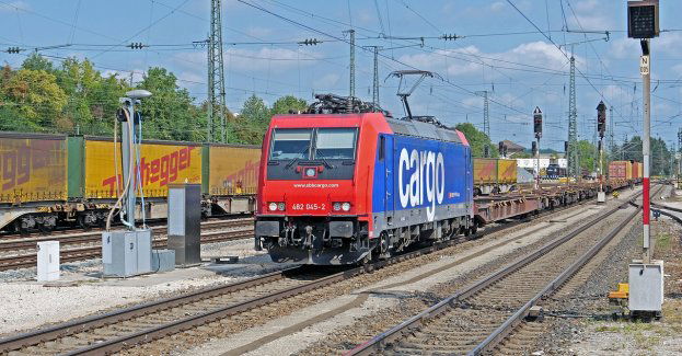 Najechał na zamykające się zapory kolejowe