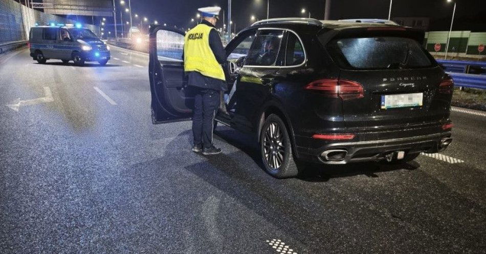 zdjęcie: Porsche jechało pod prąd na obwodnicy. 85 letni kierowca zatrzymany / fot. KMP w Gdyni