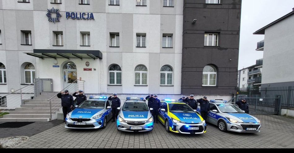 zdjęcie: Policjanci oddali hołd swojemu zmarłemu koledze asp. szt. Mateuszowi Biernackiemu / fot. KPP Aleksandrów