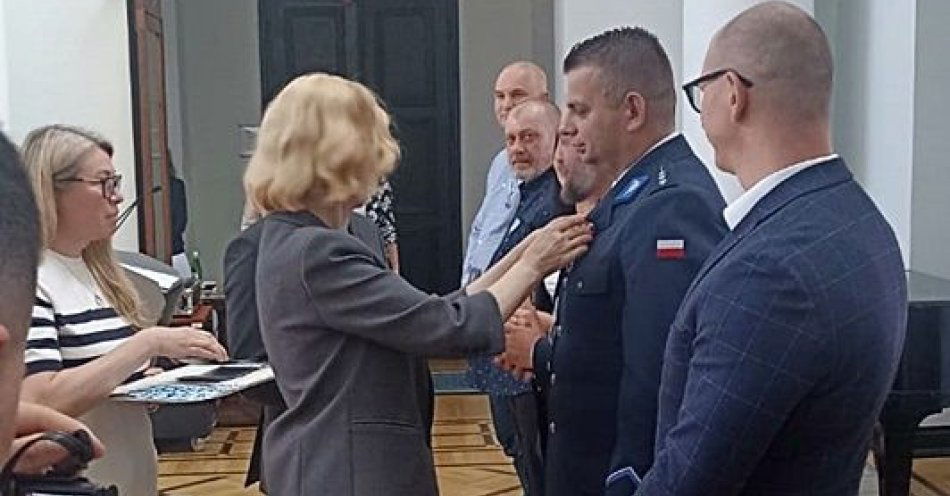 zdjęcie: Wałbrzyski policjant uhonorowany odznaką „Honorowy Dawca Krwi - Zasłużony Dla Zdrowia Narodu” / fot. KMP w Wałbrzychu