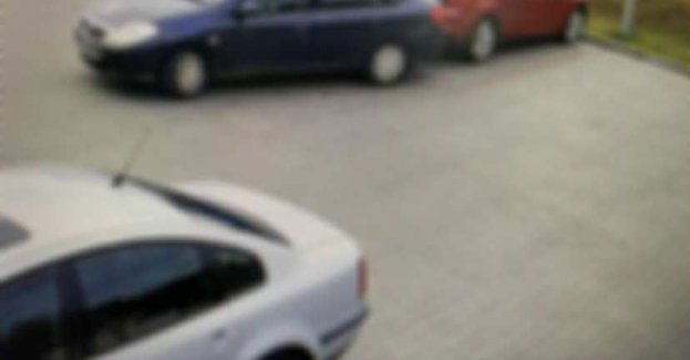 Kobieta uderzyła w samochód na parkingu i odjechała