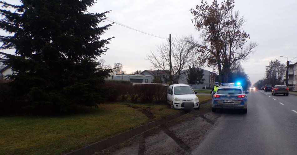 zdjęcie: Kluczyki w drzwiach zaproszeniem dla złodzieja. Auto w rowie / fot. KPP w Pabianicach