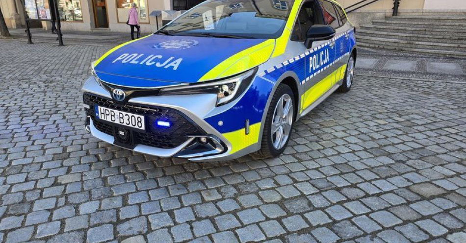 zdjęcie: Dwa nowe radiowozy dla policji powiatu dzierżoniowskiego / fot. KPP w Dzierżonowie Nowe radiowozy1