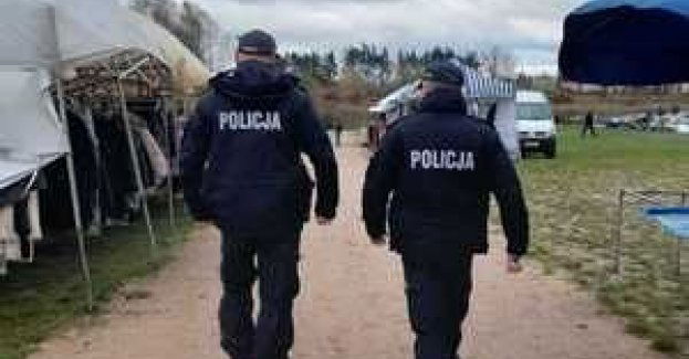 Ostrowscy dzielnicowi co poniedziałek patrolują targowisko miejskie aby zapobiegać kradzieżom kieszonkowym