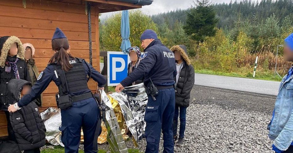 zdjęcie: Policjanci udzielili pomocy wyczerpanej i wyziębionej  kurdyjskiej rodzinie, która po 9 dniach wędrówki pieszo, przekroczyła zieloną granicę w Tatrach / fot. KMP w Zakopanem