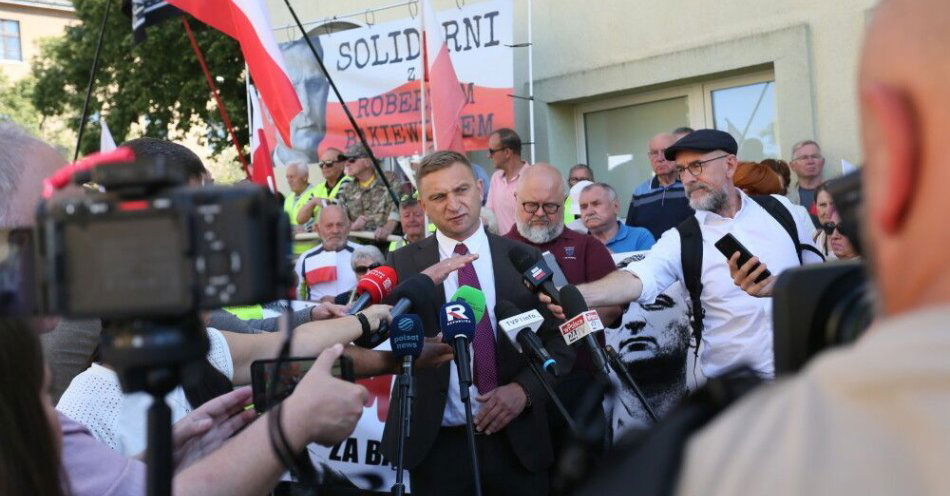 zdjęcie: Robert Bąkiewicz usłyszał zarzut znieważenia funkcjonariuszy SG i ŻW / fot. PAP