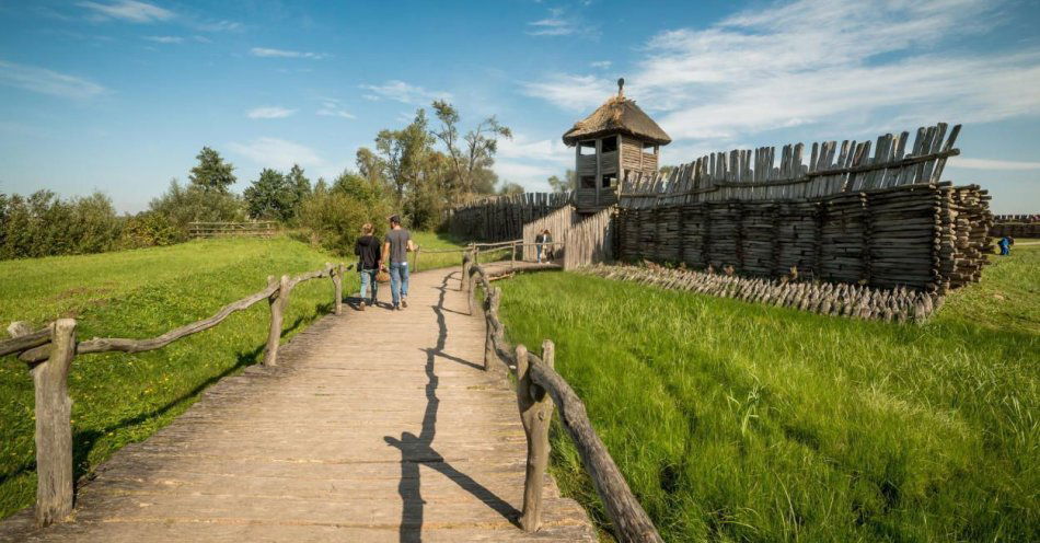 zdjęcie: Przed 90 laty odkryto prehistoryczną osadę w Biskupinie / fot. PAP