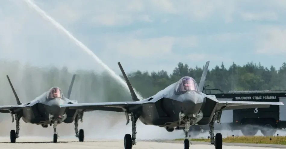 zdjęcie: Szef MON: do 32 Bazy Lotnictwa Taktycznego zmierza pięć kolejnych samolotów F-35 / Łask, 12.06.2026. Samoloty F-35 Sił Zbrojnych RP na pasie startowym na terenie 32. Bazy Lotnictwa Taktycznego w Łasku, 12 bm. (amb) PAP/Marian Zubrzycki