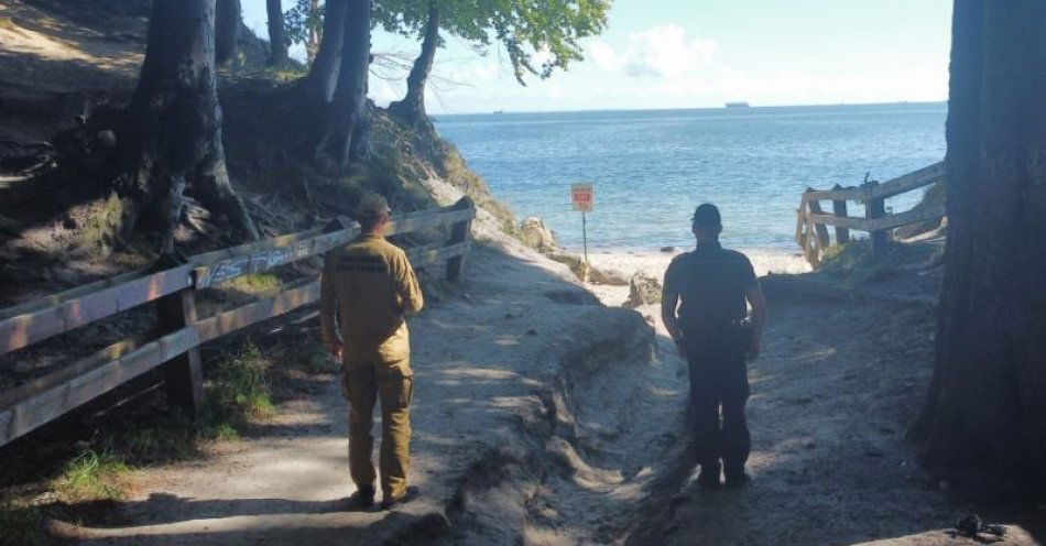 zdjęcie: Rozsądek nad wodą to podstawa. O bezpieczeństwo plażowiczów dbali policjanci ze strażakami. / fot. KMP w Gdyni