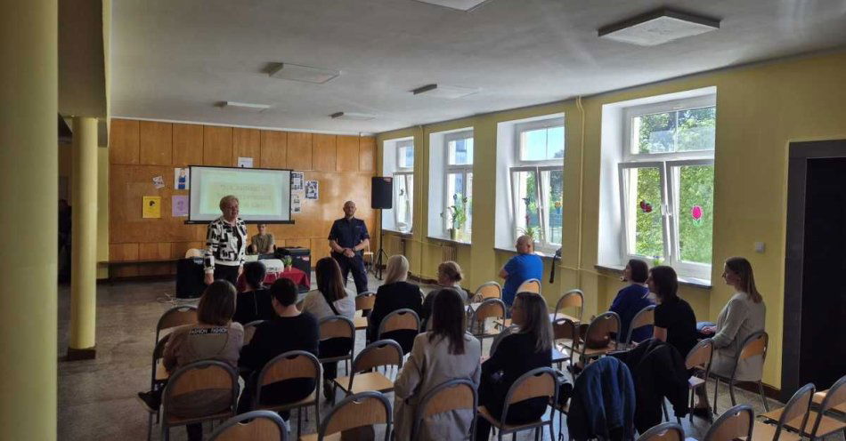 zdjęcie: Dzielnicowy uczestniczył w spotkaniu z rodzicami / fot. KPP w Tucholi