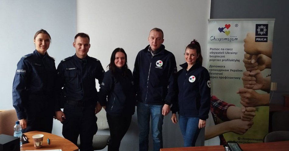 zdjęcie: Policjanci, wspólnie z Fundacją ;Chcepomagam na zajęciach w szkole średniej / fot. KWP w Bydgoszczy